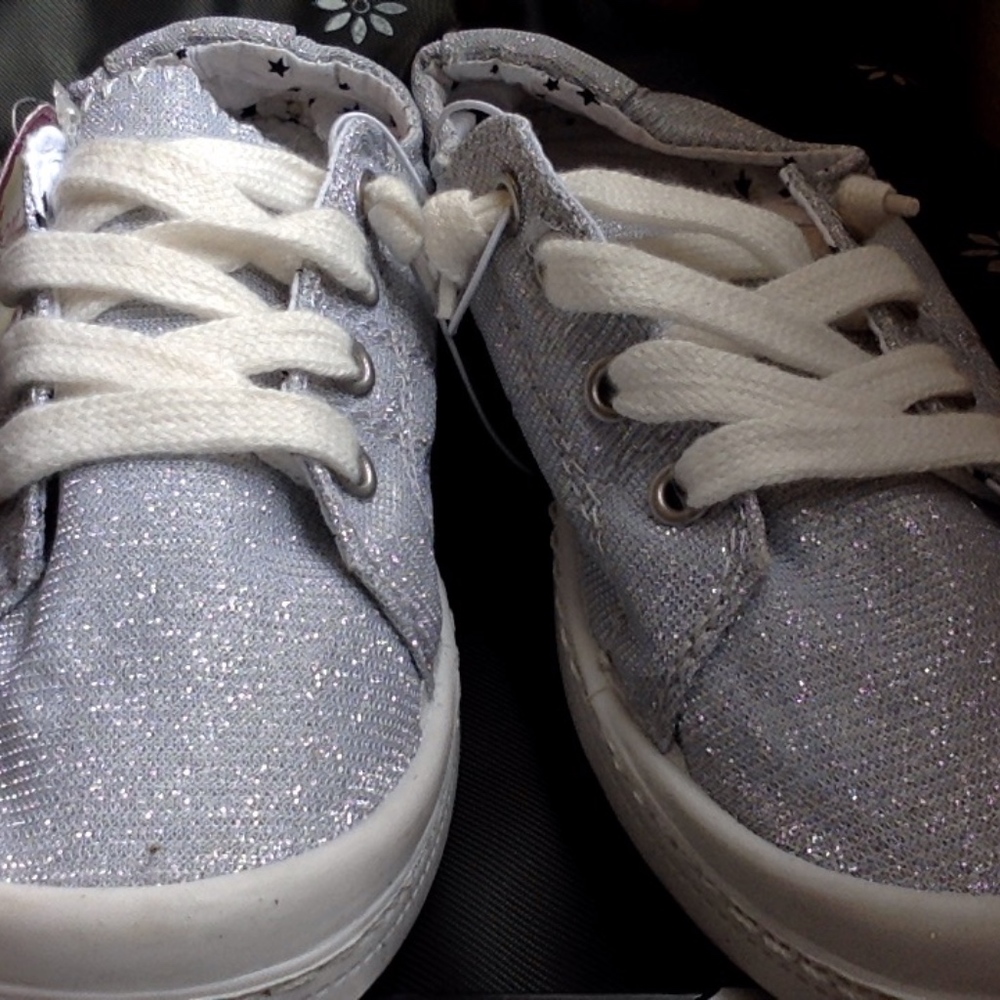 Girls size2 Lollie lace up tennis shoe